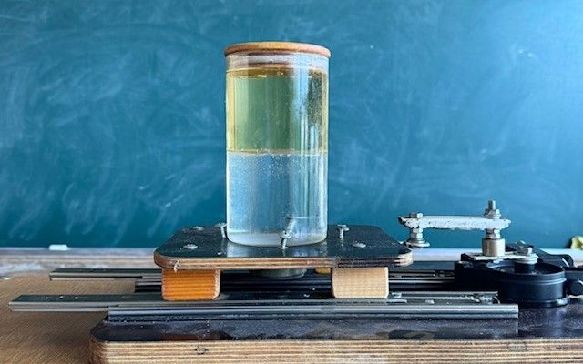 ЭКСПЕРИМЕНТАЛЬНЫЕ И ТЕОРТИЧЕСКИЕ ИССЛЕДОВАНИЯ НЕМАЛЫХ ДВИЖЕНИЙ ДВУХ ЖИДКОСТЕЙ В ЦИЛИНДРИЧЕСКОМ БАКЕ, СОВЕРЩАЮЩЕМ ВОЗРАТНО-ПОСТУПАТЕЛЬНОЕ ДВИЖЕНИЕ